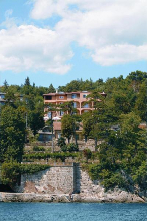 Villa Volosko, Pobri
